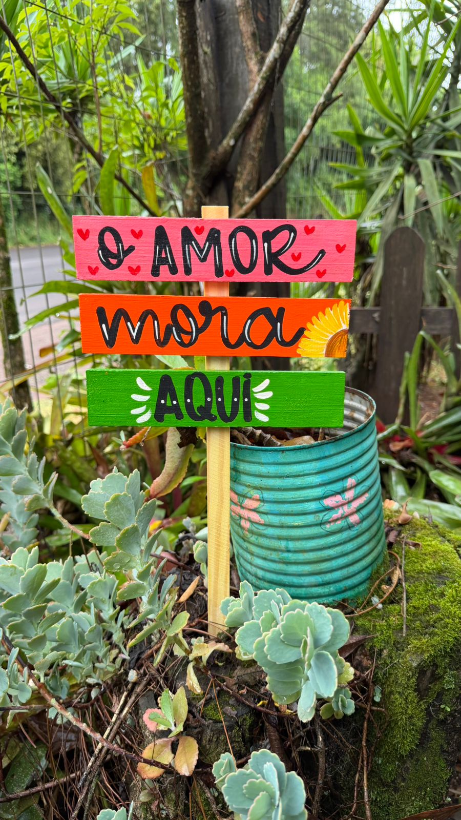 Placa decorada O amor mora aqui 💚